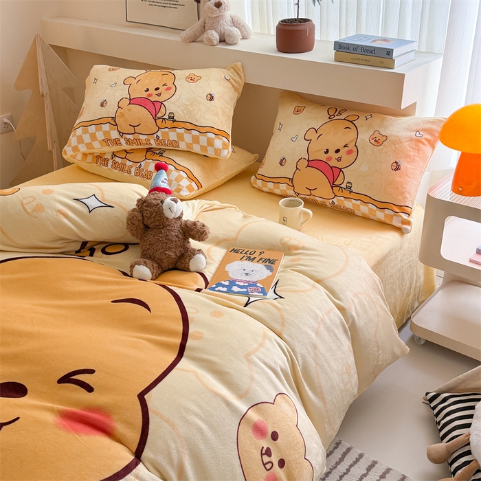 91家纺网 家纺一手货源 找家纺 蓝梦 2025新款加厚牛奶绒大版卡通印花四件套 搞怪小熊