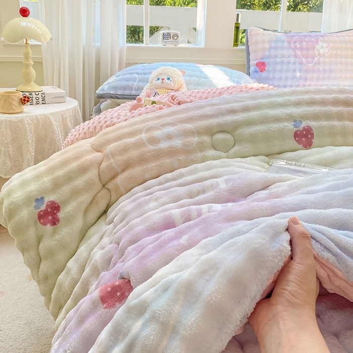 91家纺网 家纺一手货源 找家纺 眠势力 2025新款兔兔绒豆豆被子冬被芯加绒兔毛绒加厚保暖被褥 草莓KT【兔兔绒豆豆被】