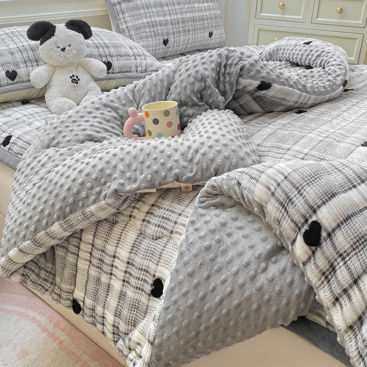 91家纺网 家纺一手货源 找家纺 眠势力 2025新款兔兔绒豆豆被子冬被芯加绒兔毛绒加厚保暖被褥 格子爱心【兔兔绒豆豆被】