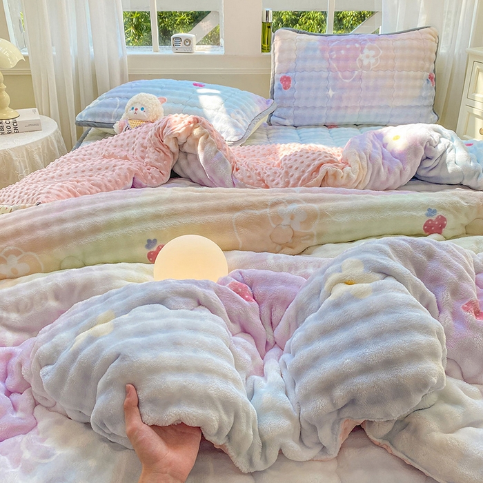 91家纺网 家纺一手货源 找家纺 眠势力 2025新款兔兔绒豆豆被子冬被芯加绒兔毛绒加厚保暖被褥 草莓KT【兔兔绒豆豆被】