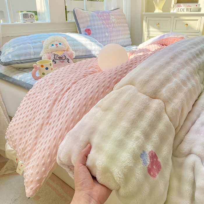 91家纺网 家纺一手货源 找家纺 眠势力 2025新款兔兔绒豆豆被子冬被芯加绒兔毛绒加厚保暖被褥 草莓KT【兔兔绒豆豆被】