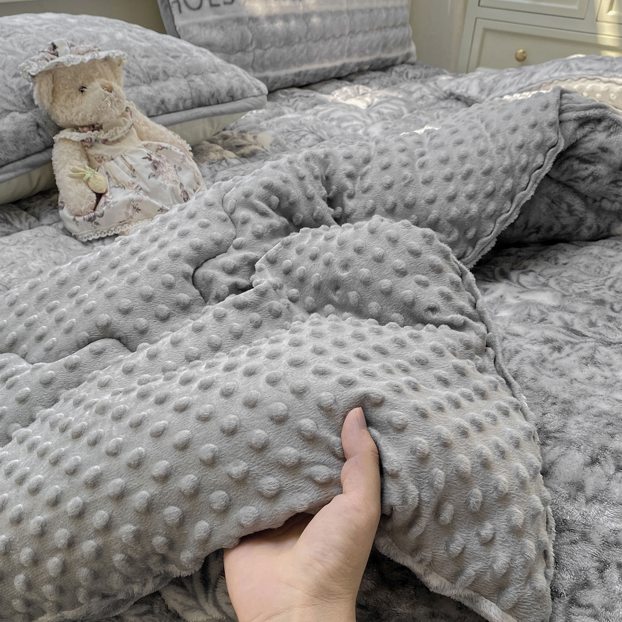 91家纺网 家纺一手货源 找家纺 眠势力 2025新款兔兔绒豆豆被子冬被芯加绒兔毛绒加厚保暖被褥 雅韵【兔兔绒豆豆被】