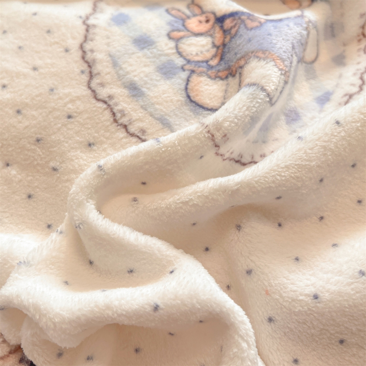 91家纺网 家纺一手货源 找家纺 云棉坊 2025新款高克重卡通牛奶绒四件套-印花系列 波点熊