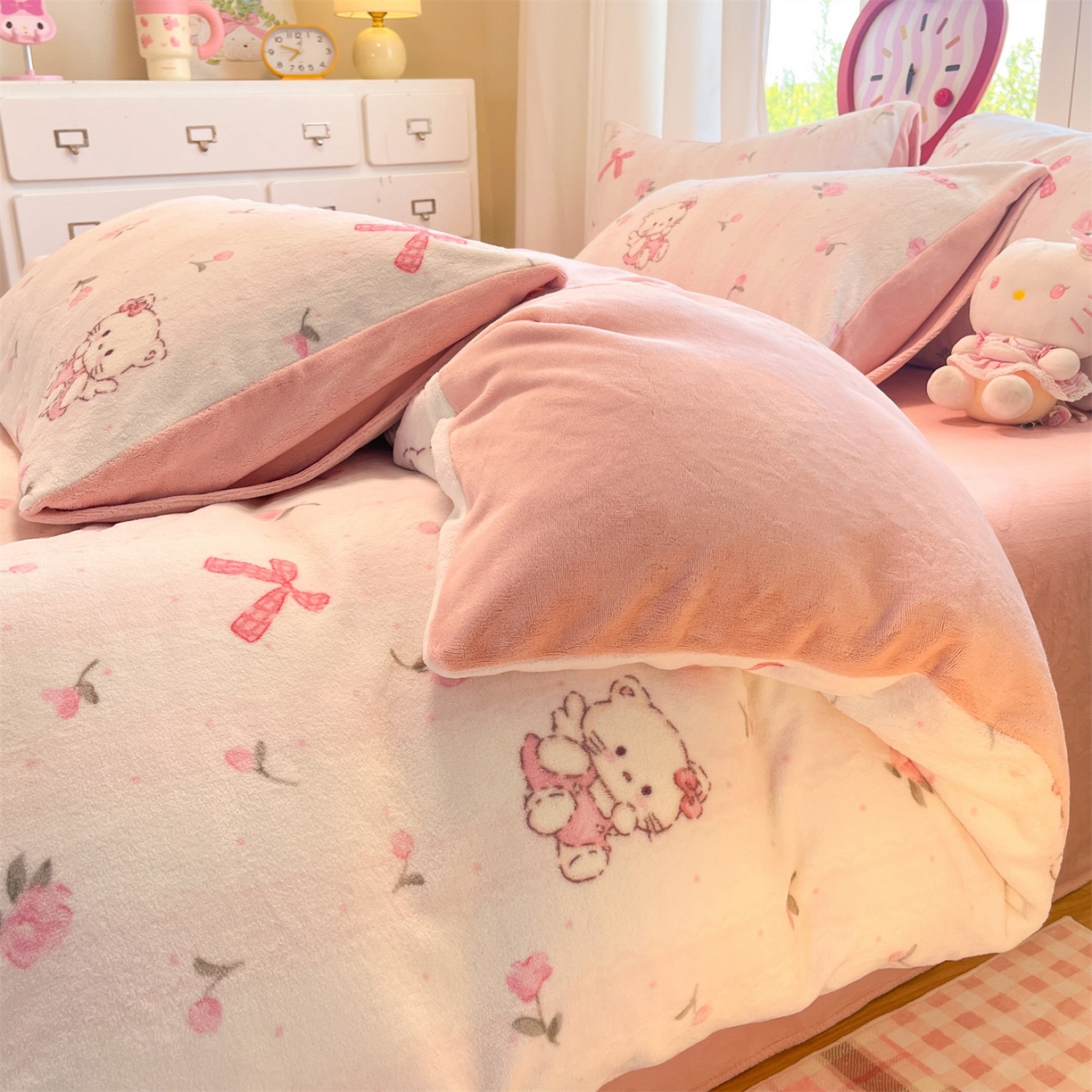 91家纺网 家纺一手货源 找家纺 云棉坊 2025新款高克重卡通牛奶绒四件套-印花系列 粉色kt