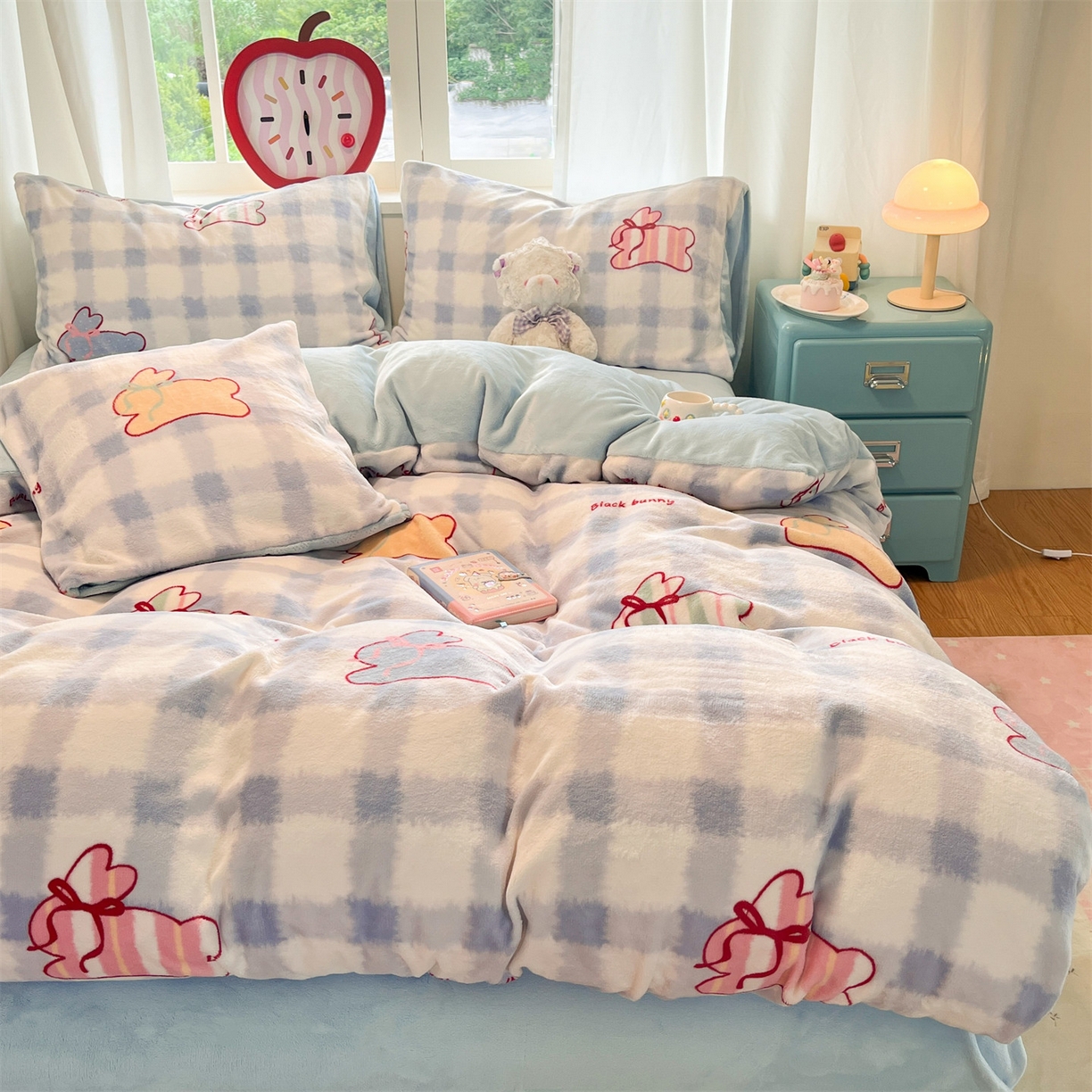 91家纺网 家纺一手货源 找家纺 云棉坊 2025新款高克重卡通牛奶绒四件套-印花系列 格子兔