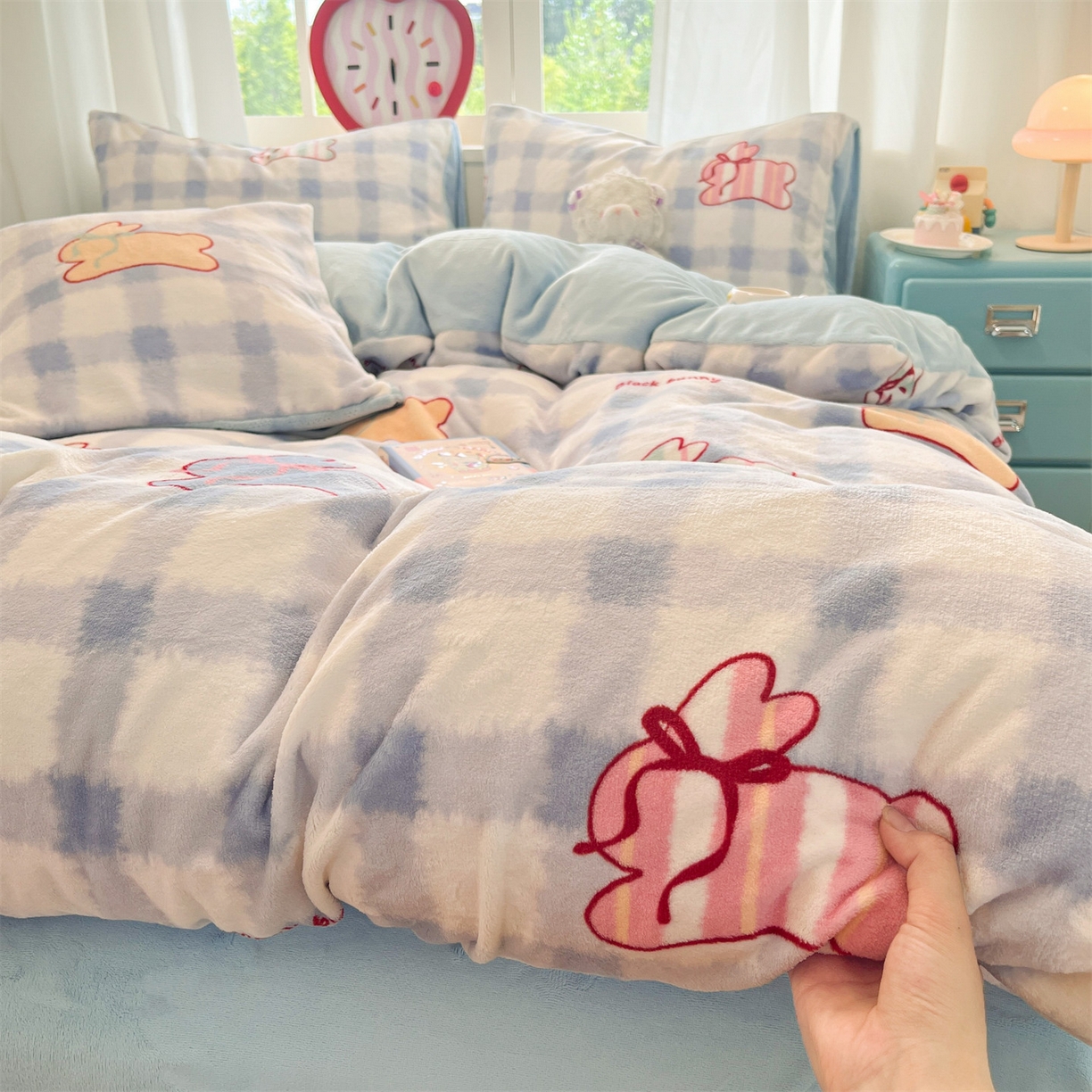 91家纺网 家纺一手货源 找家纺 云棉坊 2025新款高克重卡通牛奶绒四件套-印花系列 格子兔