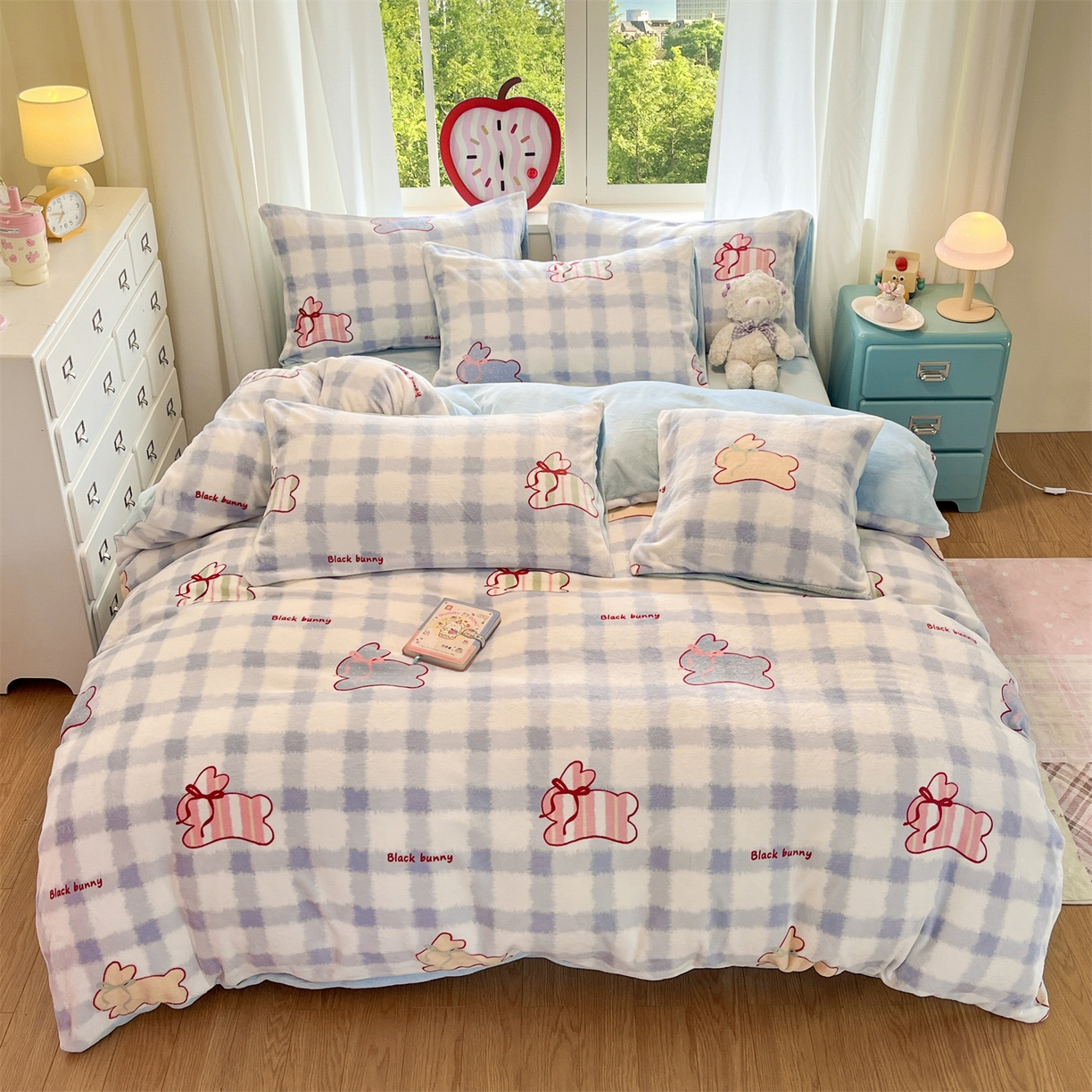 91家纺网 家纺一手货源 找家纺 云棉坊 2025新款高克重卡通牛奶绒四件套-印花系列 格子兔