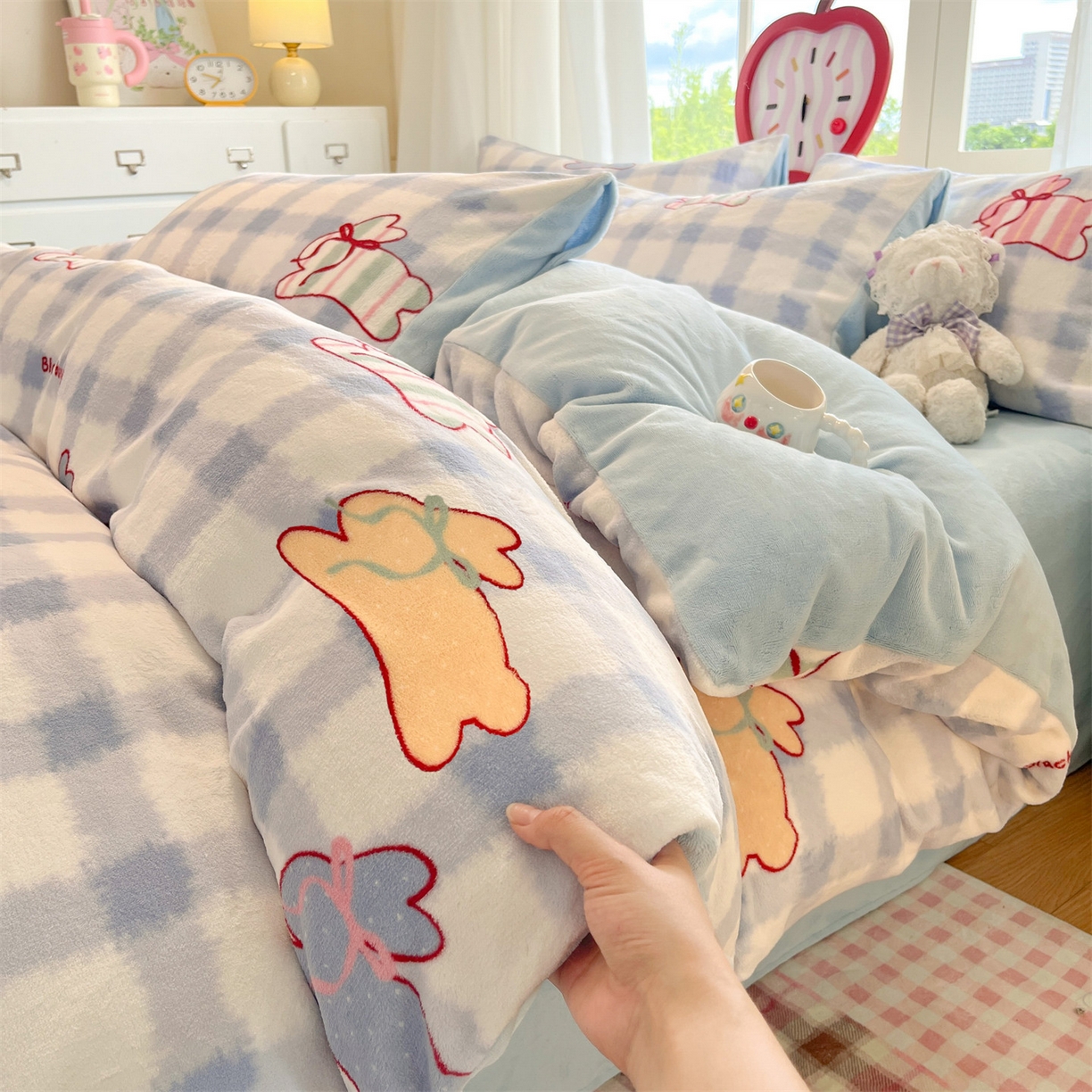 91家纺网 家纺一手货源 找家纺 云棉坊 2025新款高克重卡通牛奶绒四件套-印花系列 格子兔