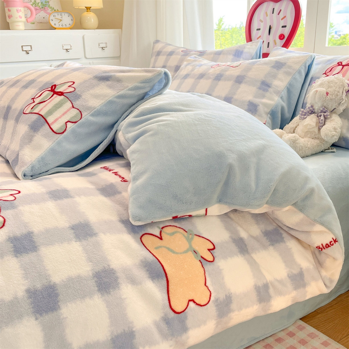 91家纺网 家纺一手货源 找家纺 云棉坊 2025新款高克重卡通牛奶绒四件套-印花系列 格子兔