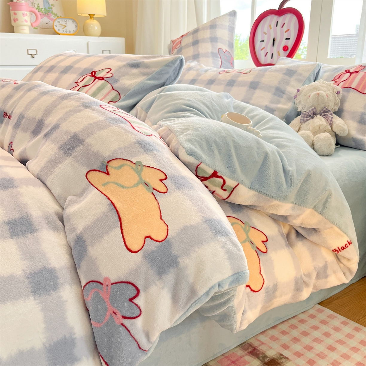 91家纺网 家纺一手货源 找家纺 云棉坊 2025新款高克重卡通牛奶绒四件套-印花系列 格子兔