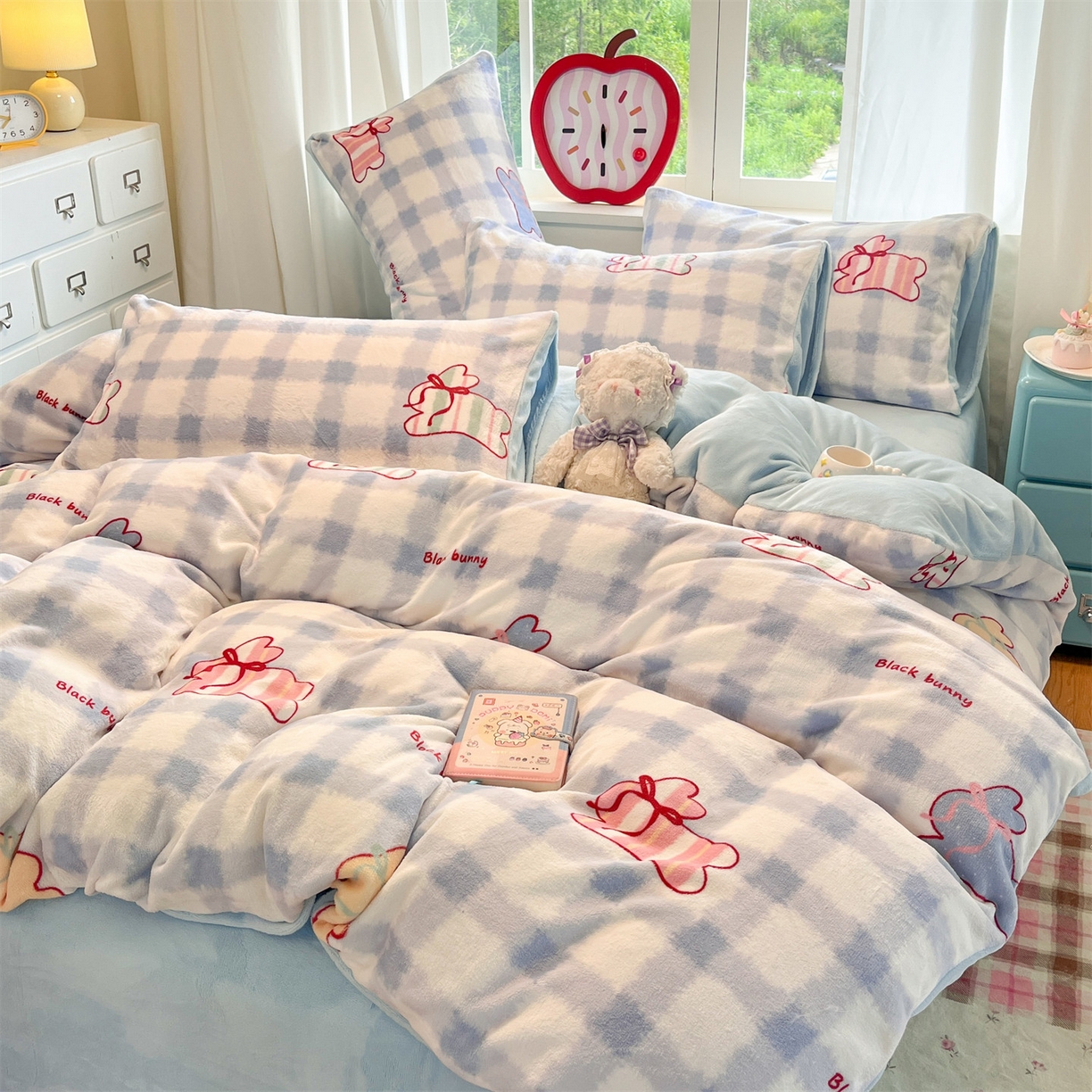 91家纺网 家纺一手货源 找家纺 云棉坊 2025新款高克重卡通牛奶绒四件套-印花系列 格子兔