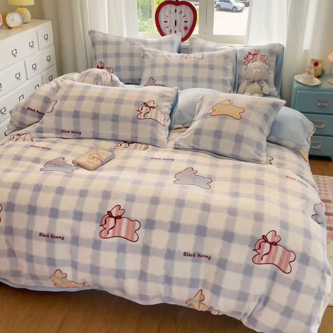 91家纺网 家纺一手货源 找家纺 云棉坊 2025新款高克重卡通牛奶绒四件套-印花系列 格子兔