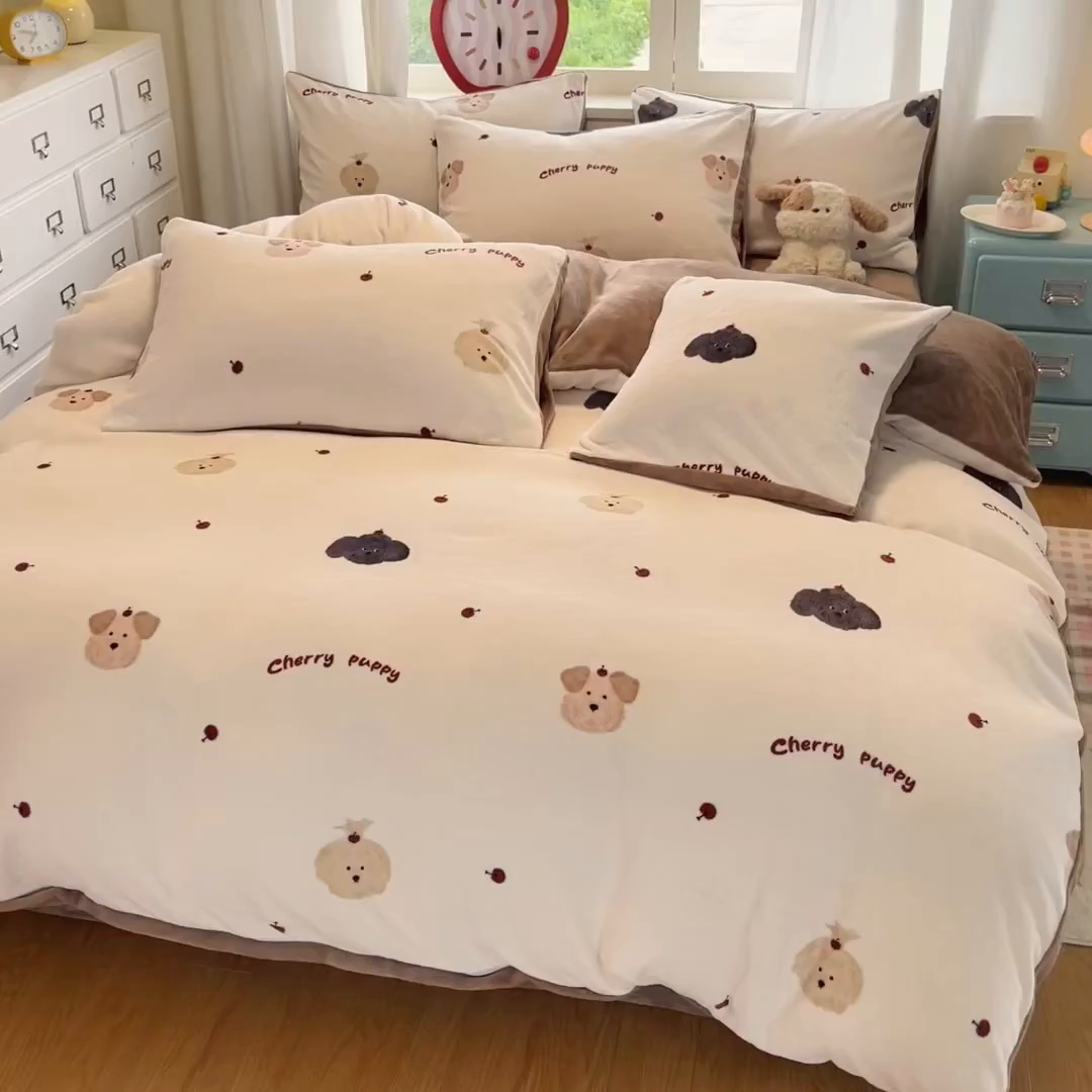 91家纺网 家纺一手货源 找家纺 云棉坊 2025新款高克重卡通牛奶绒四件套-印花系列 精灵仔