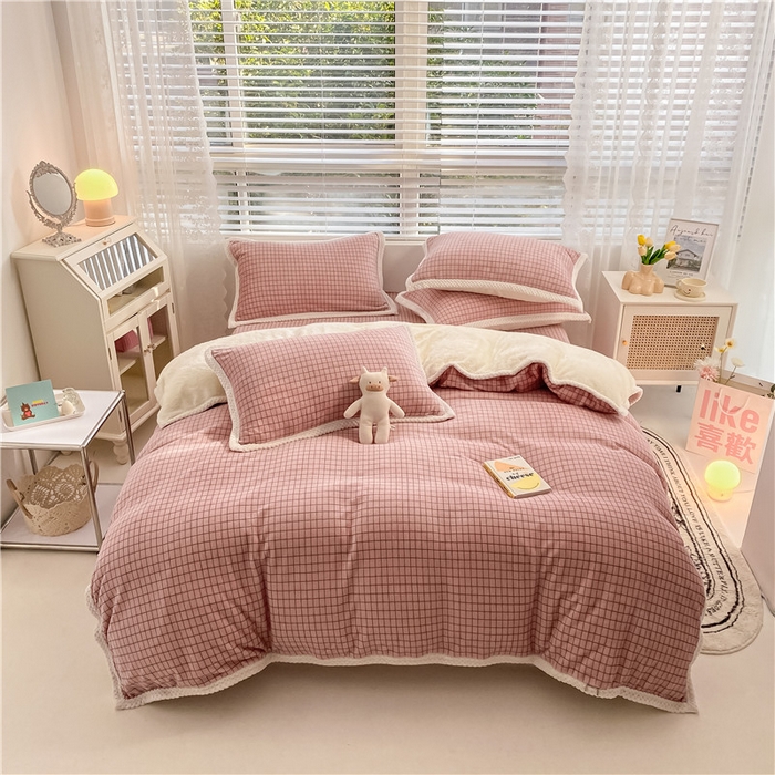 91家纺网 家纺一手货源 找家纺 琪格格纺织 2025新款A牛奶绒B兔兔绒保暖印花四件套 大包边绒粉小格