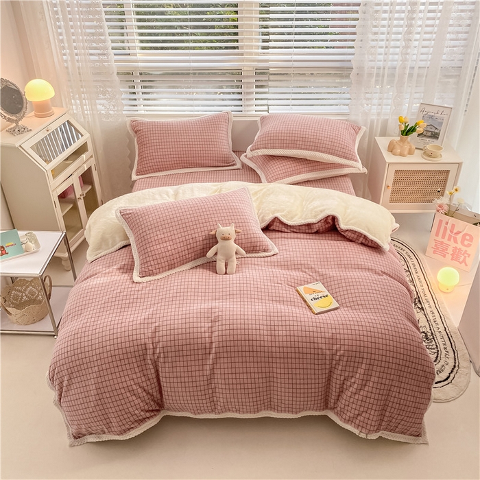 91家纺网 家纺一手货源 找家纺 琪格格纺织 2025新款A牛奶绒B兔兔绒保暖印花四件套 大包边绒粉小格