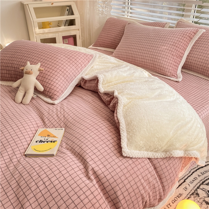 91家纺网 家纺一手货源 找家纺 琪格格纺织 2025新款A牛奶绒B兔兔绒保暖印花四件套 大包边绒粉小格