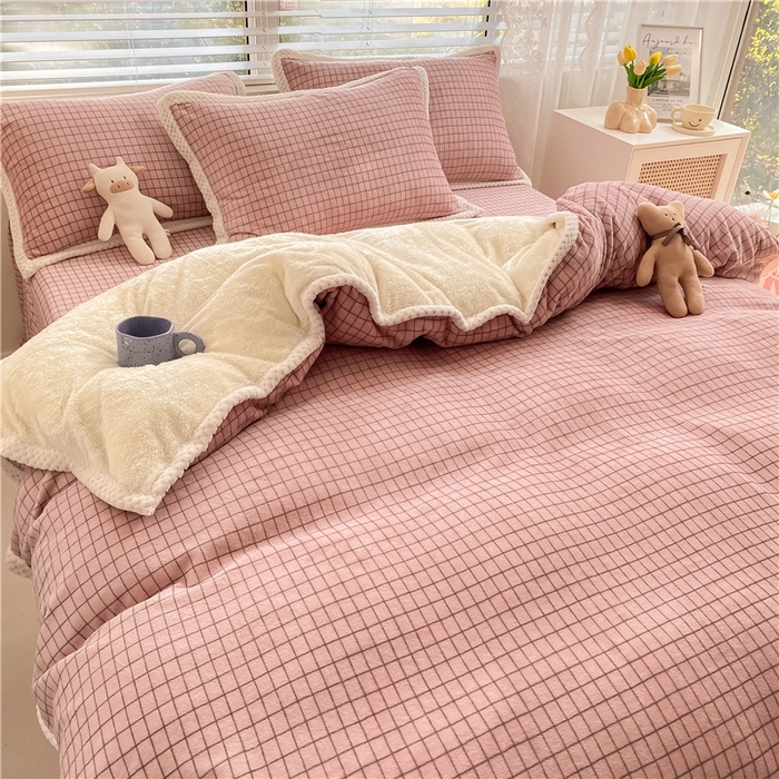 91家纺网 家纺一手货源 找家纺 琪格格纺织 2025新款A牛奶绒B兔兔绒保暖印花四件套 大包边绒粉小格