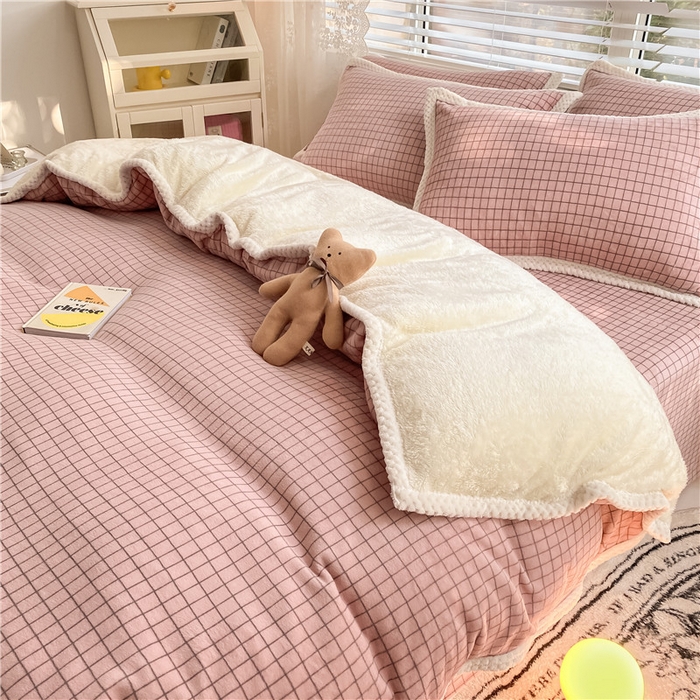 91家纺网 家纺一手货源 找家纺 琪格格纺织 2025新款A牛奶绒B兔兔绒保暖印花四件套 大包边绒粉小格