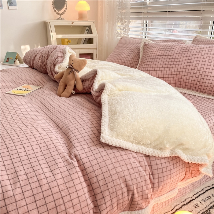 91家纺网 家纺一手货源 找家纺 琪格格纺织 2025新款A牛奶绒B兔兔绒保暖印花四件套 大包边绒粉小格