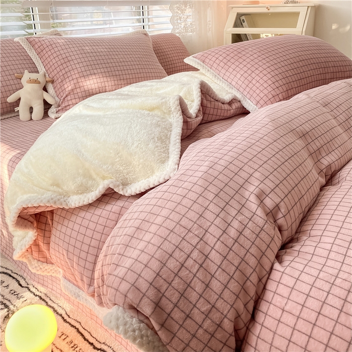 91家纺网 家纺一手货源 找家纺 琪格格纺织 2025新款A牛奶绒B兔兔绒保暖印花四件套 大包边绒粉小格