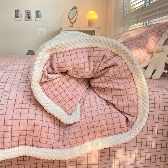 91家纺网 家纺一手货源 找家纺 琪格格纺织 2025新款A牛奶绒B兔兔绒保暖印花四件套 大包边绒粉小格