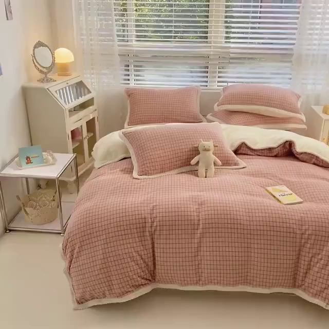 91家纺网 家纺一手货源 找家纺 琪格格纺织 2025新款A牛奶绒B兔兔绒保暖印花四件套 大包边绒粉小格