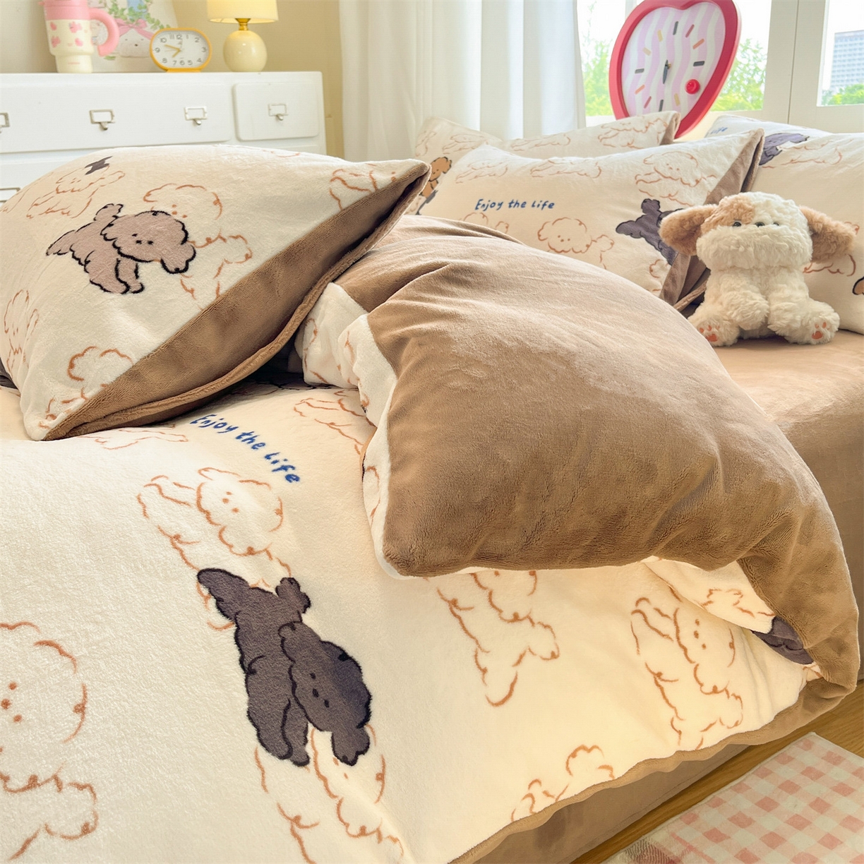 91家纺网 家纺一手货源 找家纺 云棉坊 2025新款高克重卡通牛奶绒四件套-印花系列 开心狗