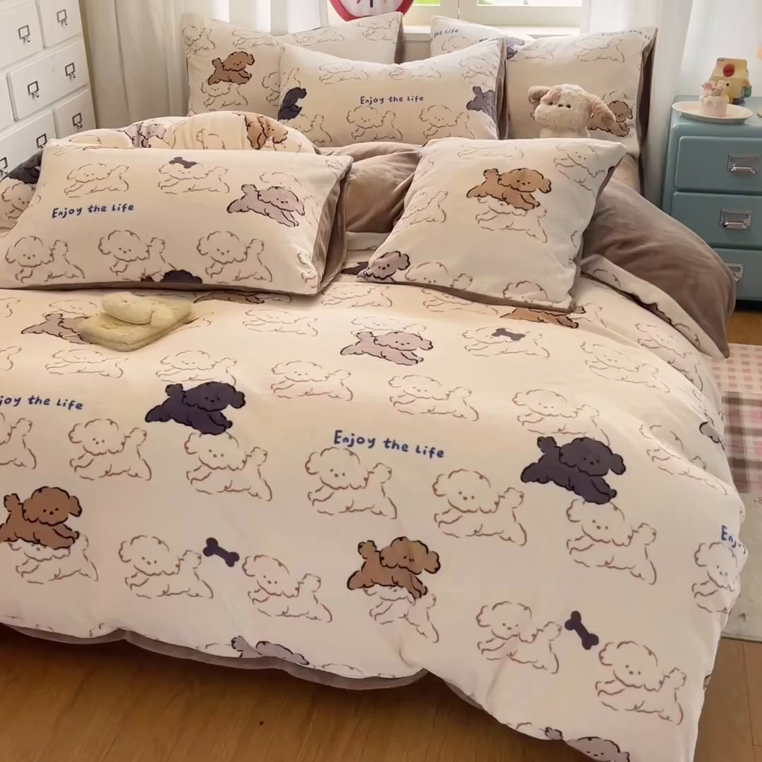 91家纺网 家纺一手货源 找家纺 云棉坊 2025新款高克重卡通牛奶绒四件套-印花系列 开心狗