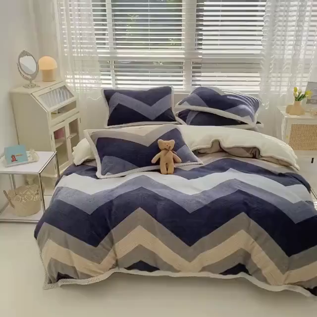 91家纺网 家纺一手货源 找家纺 琪格格纺织 2025新款A牛奶绒B兔兔绒保暖印花四件套 大包边绒几何时尚