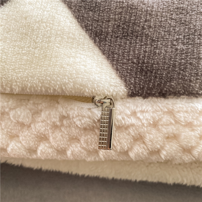 91家纺网 家纺一手货源 找家纺 琪格格纺织 2025新款A牛奶绒B兔兔绒保暖印花四件套 大包边绒菱形空间