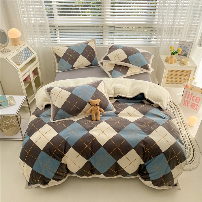 91家纺网 家纺一手货源 找家纺 琪格格纺织 2025新款A牛奶绒B兔兔绒保暖印花四件套 大包边绒菱形空间