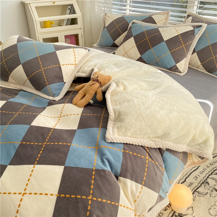 91家纺网 家纺一手货源 找家纺 琪格格纺织 2025新款A牛奶绒B兔兔绒保暖印花四件套 大包边绒菱形空间