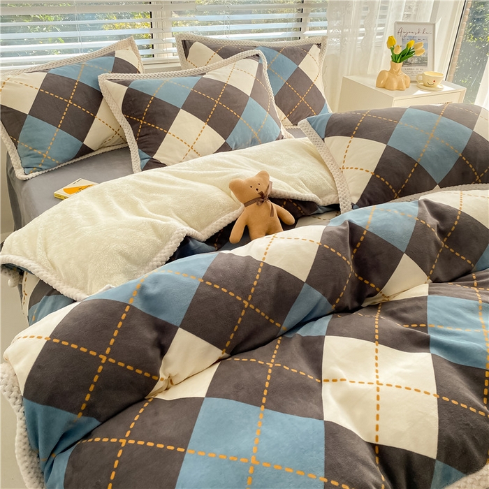 91家纺网 家纺一手货源 找家纺 琪格格纺织 2025新款A牛奶绒B兔兔绒保暖印花四件套 大包边绒菱形空间