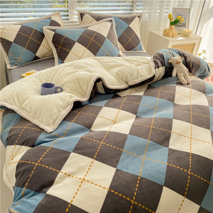 91家纺网 家纺一手货源 找家纺 琪格格纺织 2025新款A牛奶绒B兔兔绒保暖印花四件套 大包边绒菱形空间