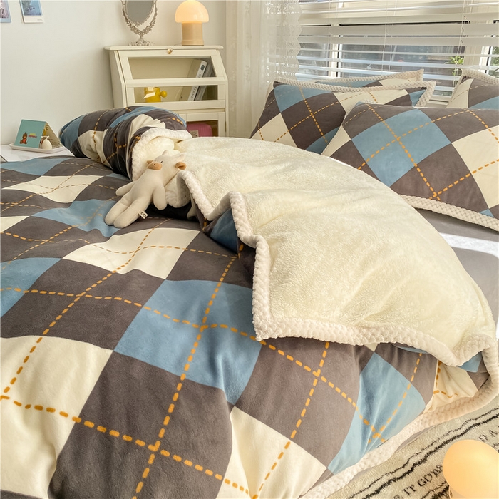 91家纺网 家纺一手货源 找家纺 琪格格纺织 2025新款A牛奶绒B兔兔绒保暖印花四件套 大包边绒菱形空间