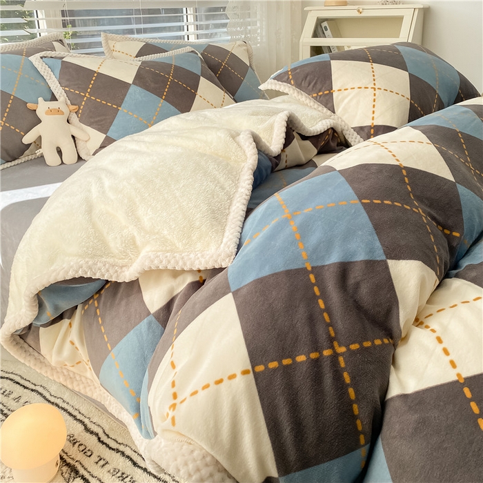 91家纺网 家纺一手货源 找家纺 琪格格纺织 2025新款A牛奶绒B兔兔绒保暖印花四件套 大包边绒菱形空间