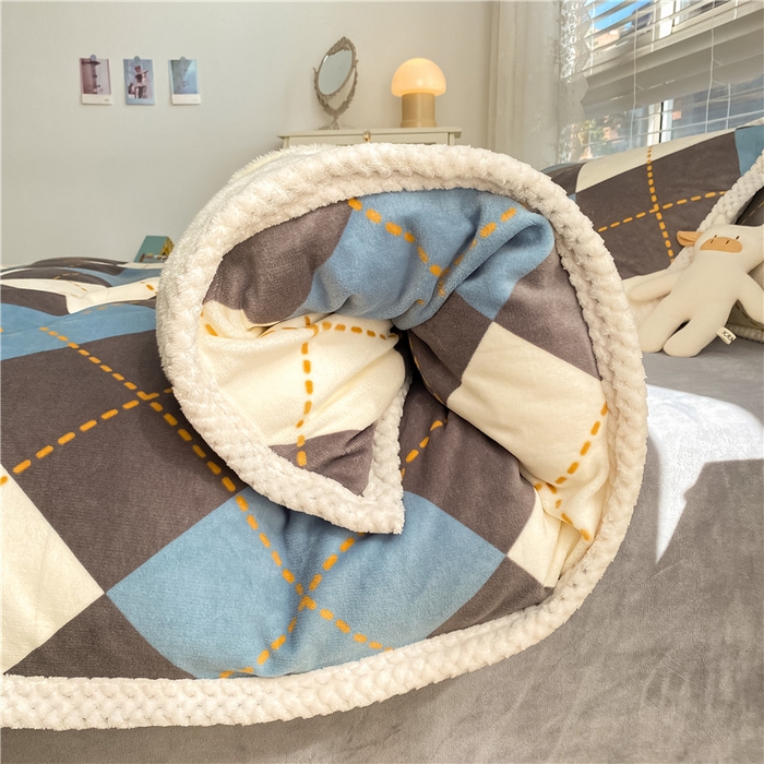 91家纺网 家纺一手货源 找家纺 琪格格纺织 2025新款A牛奶绒B兔兔绒保暖印花四件套 大包边绒菱形空间