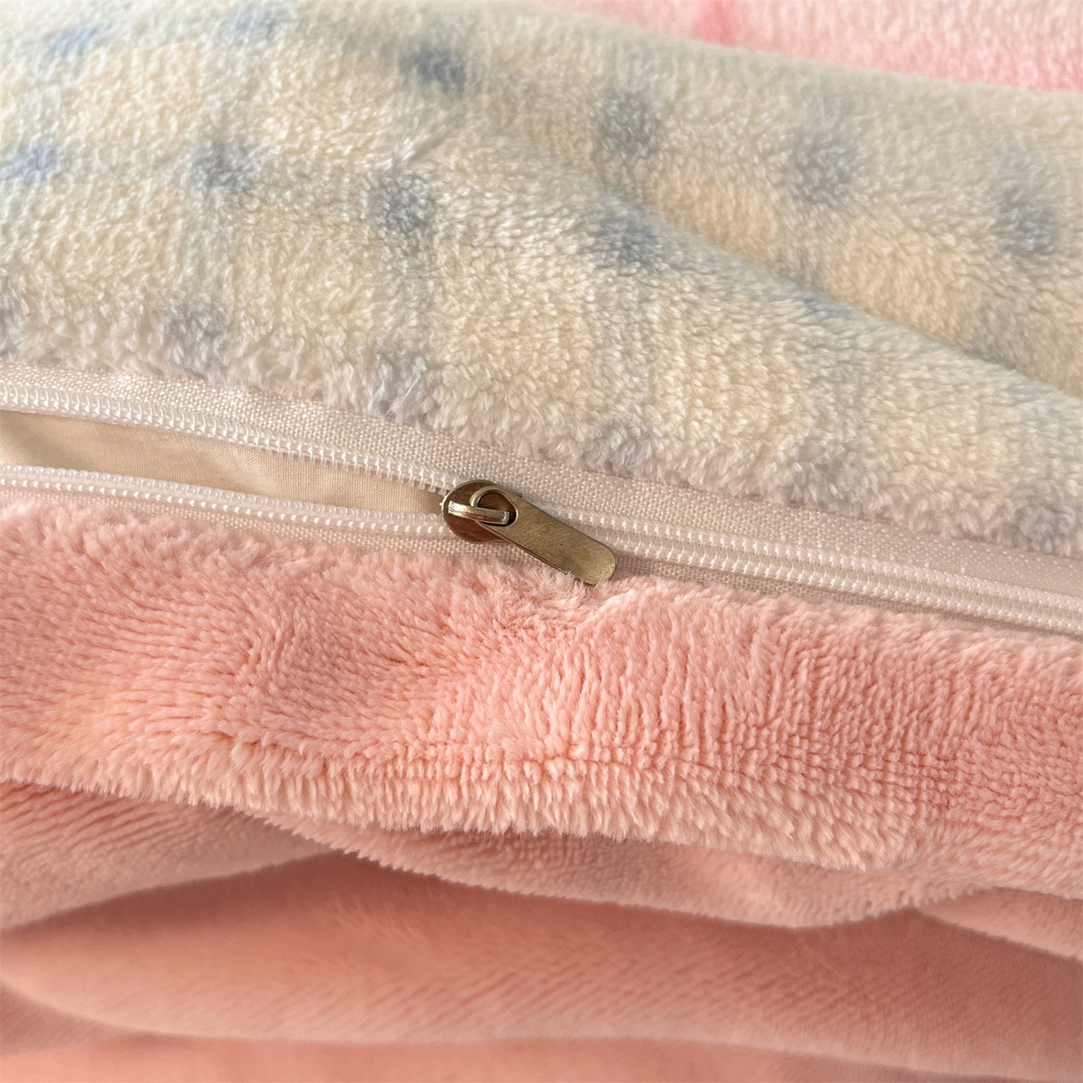 91家纺网 家纺一手货源 找家纺 云棉坊 2025新款高克重卡通牛奶绒四件套-印花系列 休闲一刻