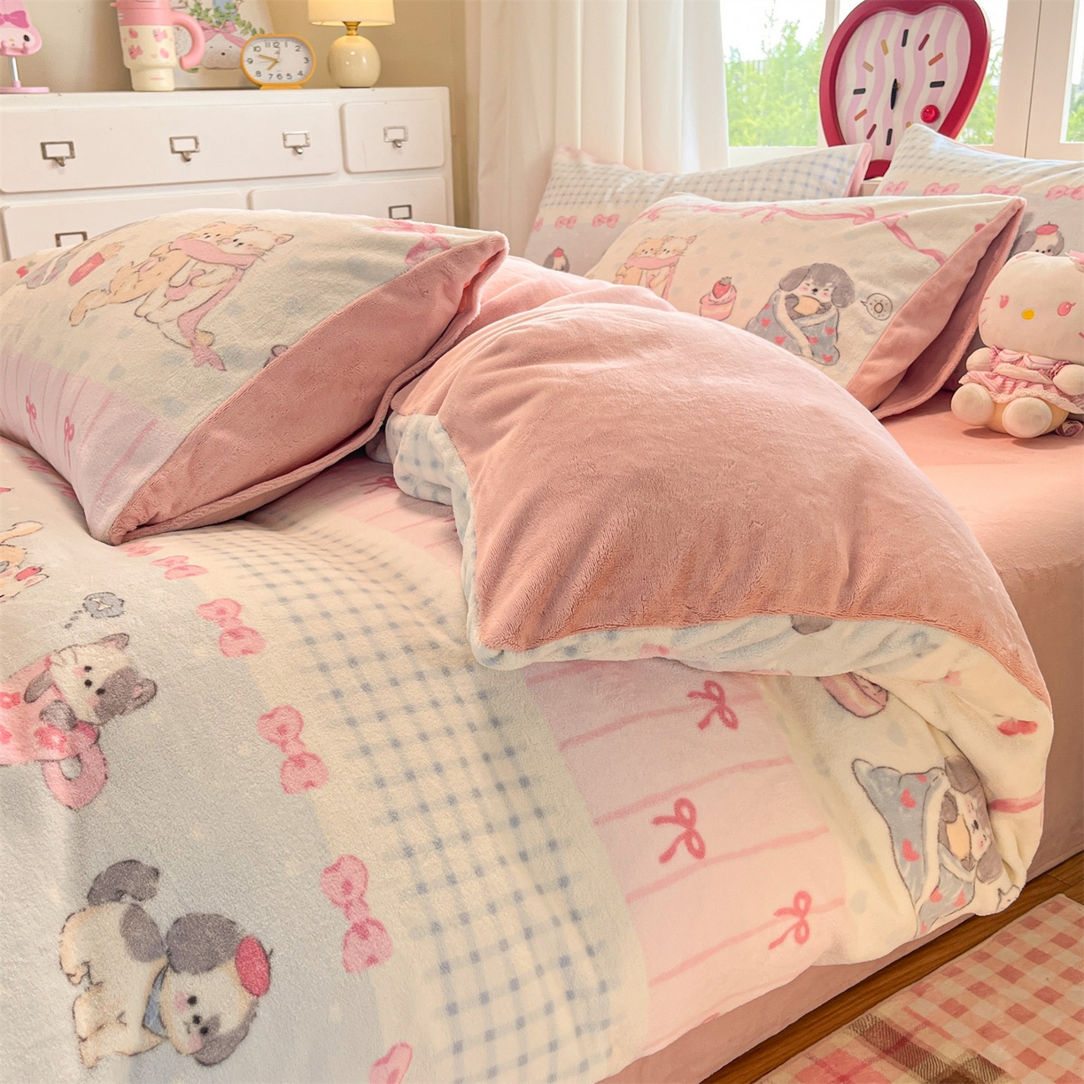 91家纺网 家纺一手货源 找家纺 云棉坊 2025新款高克重卡通牛奶绒四件套-印花系列 休闲一刻