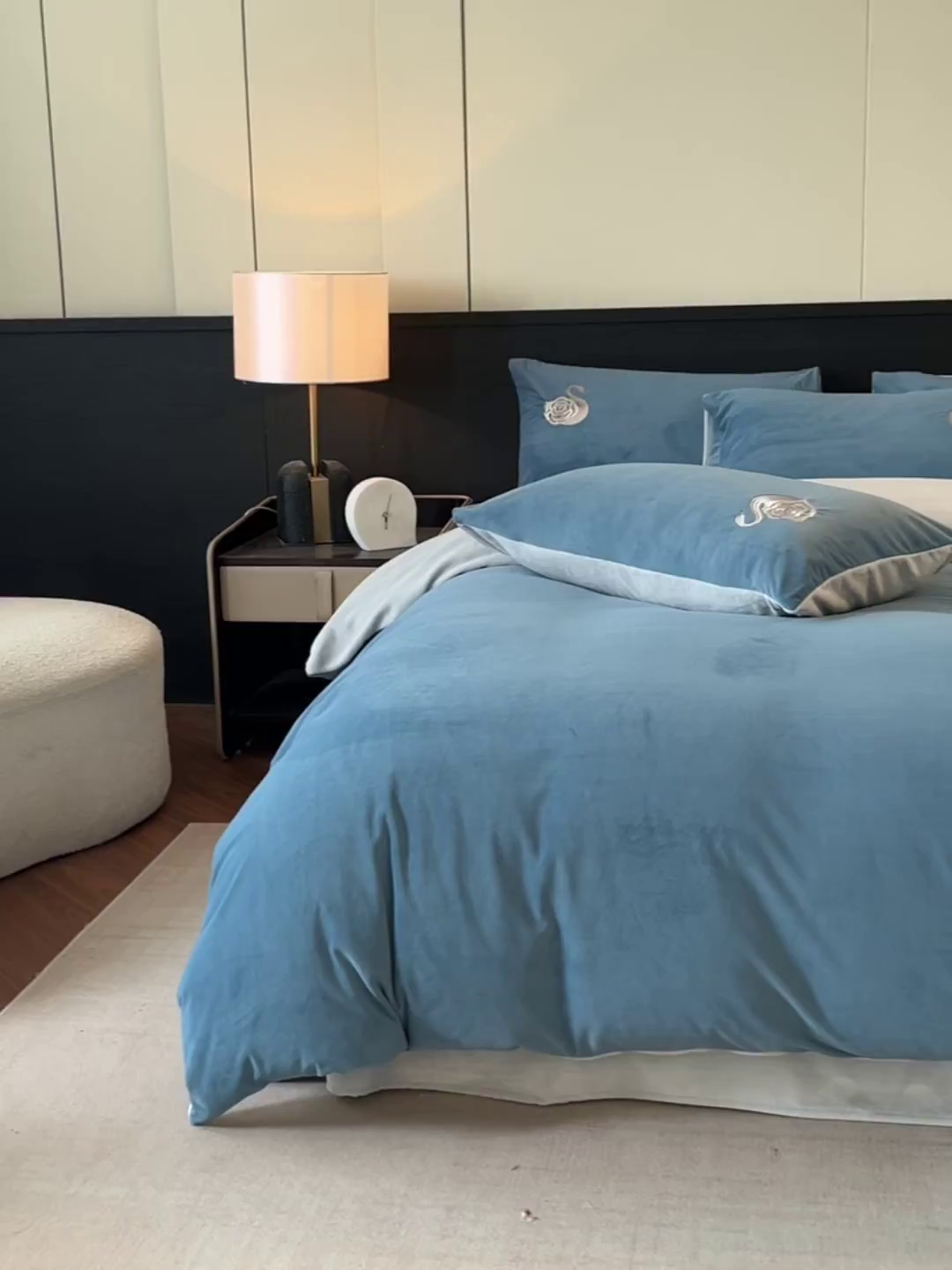 91家纺网 家纺一手货源 找家纺 （总）如一 2025新款水晶绒双拼刺绣四件套天鹅系列