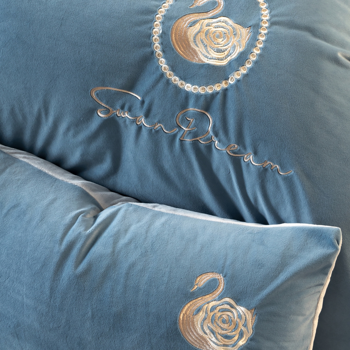 91家纺网 家纺一手货源 找家纺 （总）如一 2025新款水晶绒双拼刺绣四件套天鹅系列