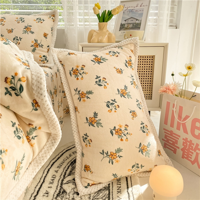 91家纺网 家纺一手货源 找家纺 琪格格纺织 2025新款A牛奶绒B兔兔绒保暖印花四件套 大包边绒小黄花