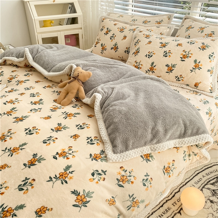 91家纺网 家纺一手货源 找家纺 琪格格纺织 2025新款A牛奶绒B兔兔绒保暖印花四件套 大包边绒小黄花