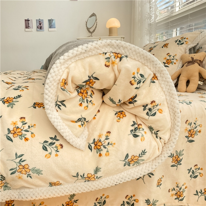 91家纺网 家纺一手货源 找家纺 琪格格纺织 2025新款A牛奶绒B兔兔绒保暖印花四件套 大包边绒小黄花