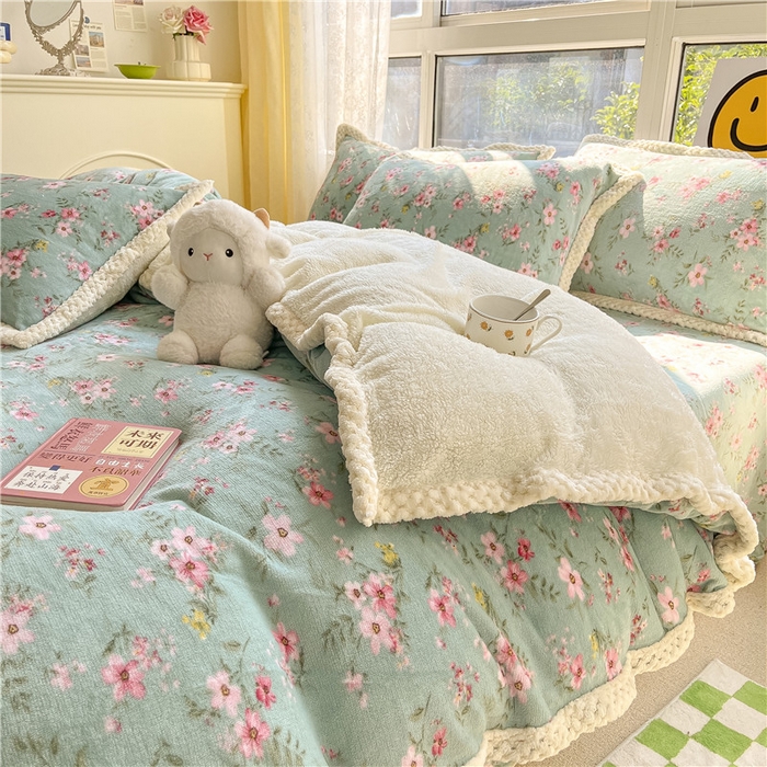 91家纺网 家纺一手货源 找家纺 琪格格纺织 2025新款A牛奶绒B兔兔绒保暖印花四件套 大包边绒小兰花