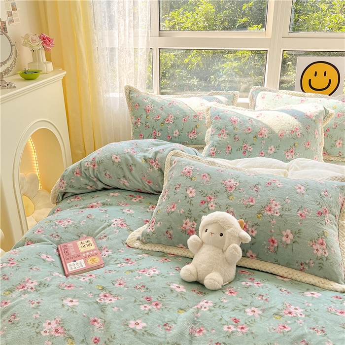 91家纺网 家纺一手货源 找家纺 琪格格纺织 2025新款A牛奶绒B兔兔绒保暖印花四件套 大包边绒小兰花