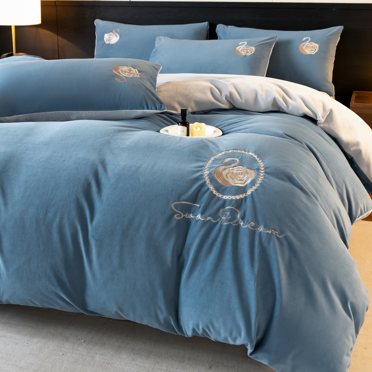 91家纺网 家纺一手货源 找家纺 如一 2025新款水晶绒双拼刺绣四件套天鹅系列 天鹅-宾利蓝