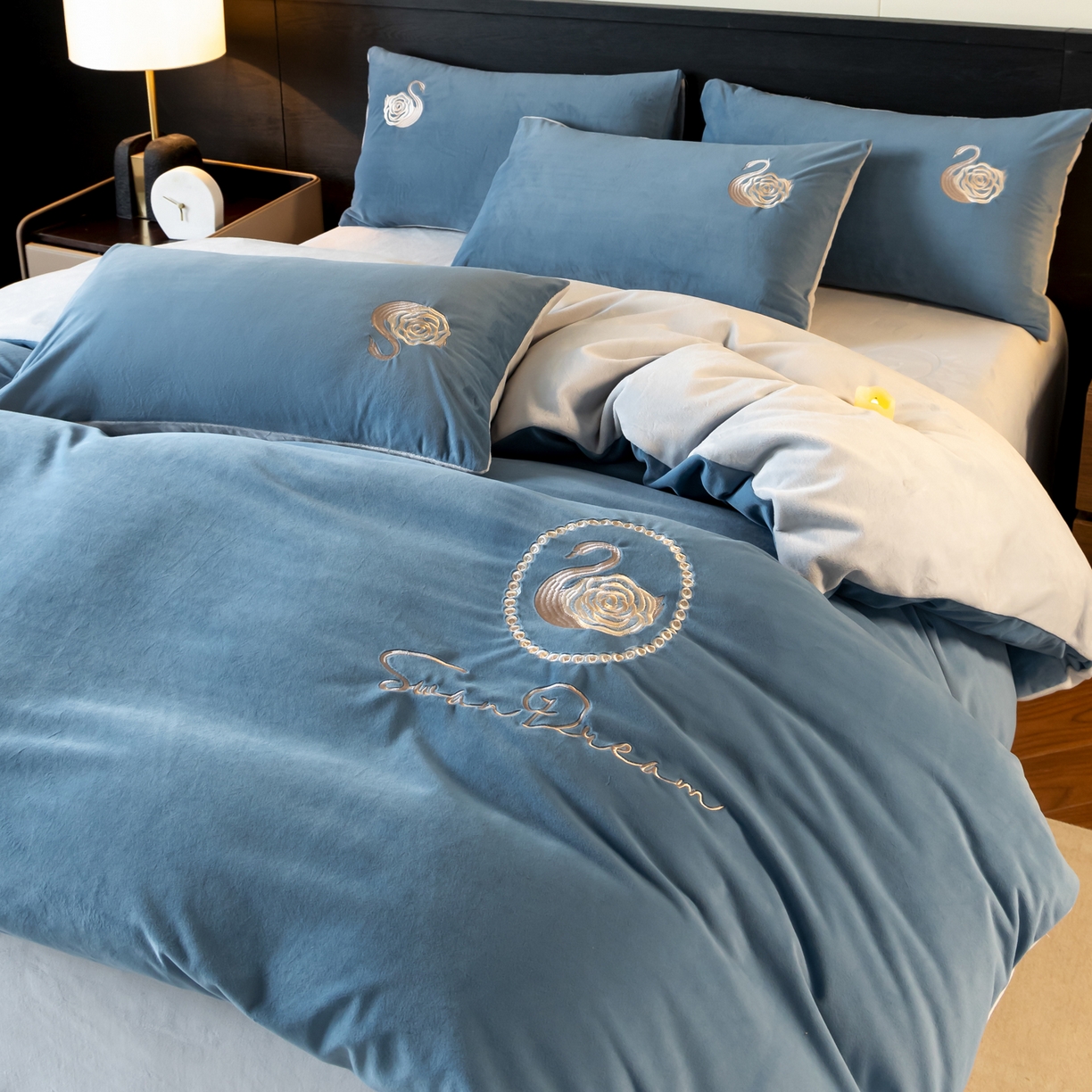 91家纺网 家纺一手货源 找家纺 如一 2025新款水晶绒双拼刺绣四件套天鹅系列 天鹅-宾利蓝