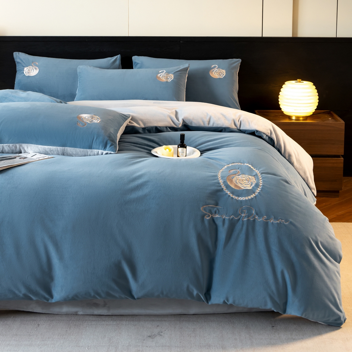 91家纺网 家纺一手货源 找家纺 如一 2025新款水晶绒双拼刺绣四件套天鹅系列 天鹅-宾利蓝