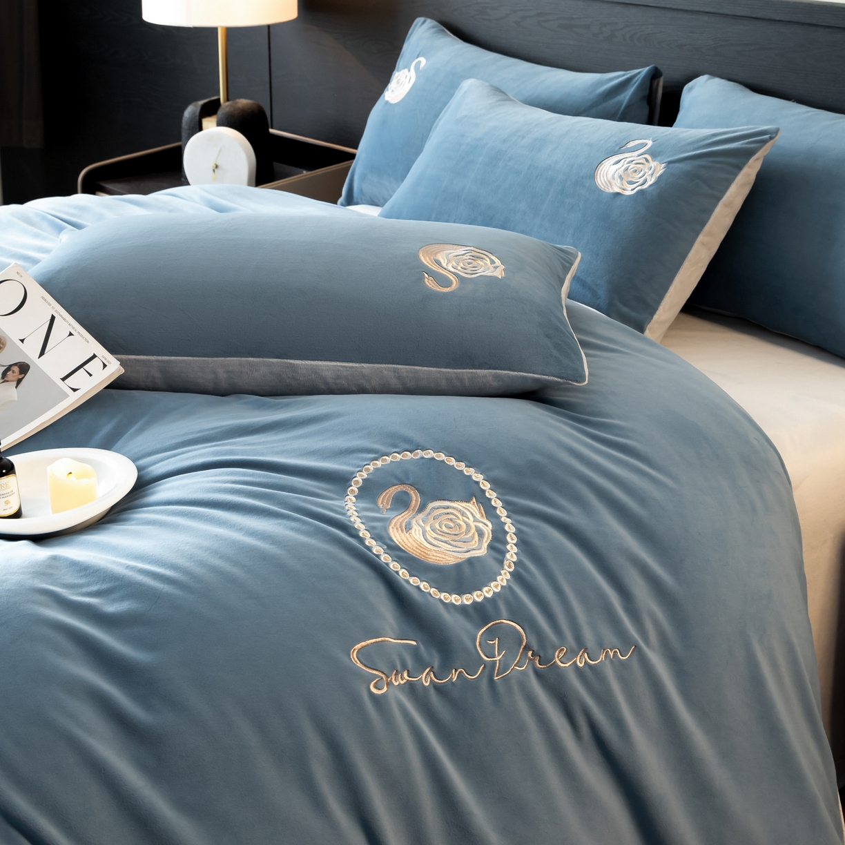 91家纺网 家纺一手货源 找家纺 如一 2025新款水晶绒双拼刺绣四件套天鹅系列 天鹅-宾利蓝